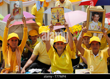 Bangkok, Thailand. 05 Mai, 2019. Gratulanten gesehen Holding Porträts von Thailands König Maha Vajiralongkorn Bodindradebayavarangkun (Rama X) während die krönungsprozession an Land die Stadt umschließen den Menschen die Möglichkeit zur Teilnahme und eine Hommage an ihren neuen König zu vermitteln. Credit: SOPA Images Limited/Alamy leben Nachrichten Stockfoto