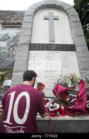 Turin, Piemont, Italien. 4. Mai, 2019. Turin, Italy-May 4, 2019: Jahrestag der 70. Jahrestag der Tragödie von Superga Gedenken der Grande Torino mit der Anwesenheit der Torino FC Team in Turin, Italien Quelle: Stefano Guidi/ZUMA Draht/Alamy leben Nachrichten Stockfoto