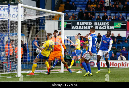 Ipswich, Großbritannien. 05 Mai, 2019. IPSWICH, UINTED KÖNIGREICH. 05 Mai, 2019 Stuart Dallas von Leeds United Kerben während Sky Bet Championship Match zwischen Ipswich Town und Leeds United am Portman Road, Ipswich am 05. Mai 2019 Credit: Aktion Foto Sport/Alamy leben Nachrichten Stockfoto