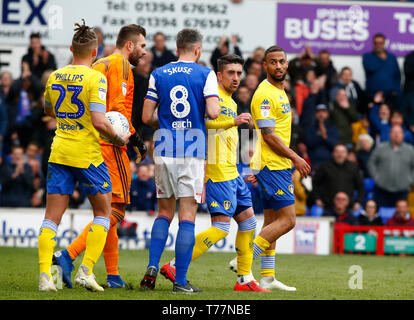 Ipswich, Großbritannien. 05 Mai, 2019. IPSWICH, UINTED KÖNIGREICH. 05. Mai 2019 von Ipswich Town Bartosz Bialkowski haben vor an kemar Roofe von Leeds United während Sky Bet Championship Match zwischen Ipswich Town und Leeds United am Portman Road, Ipswich am 05. Mai 2019 Credit: Aktion Foto Sport/Alamy leben Nachrichten Stockfoto