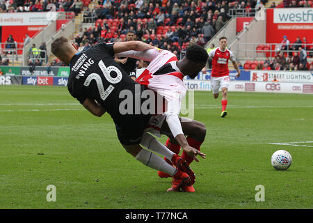 Rotherham, Großbritannien. 5 Mai, 2019. Middlesbrough ist Lewis Flügel Schlachten mit der rotherham United Michael Ihiekwe während der Sky Bet Championship Match zwischen Rotherham United und Middlesbrough im New York Stadium, Rotherham am Sonntag, den 5. Mai 2019. (Credit: Mark Fletcher | MI Nachrichten) nur die redaktionelle Nutzung, eine Lizenz für die gewerbliche Nutzung erforderlich. Keine Verwendung in Wetten, Spiele oder einer einzelnen Verein/Liga/player Publikationen. Foto darf nur für Zeitung und/oder Zeitschrift redaktionelle Zwecke verwendet werden. Credit: MI Nachrichten & Sport/Alamy leben Nachrichten Stockfoto