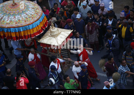 Kathmandu, Nepal. 5 Mai, 2019. Priester tragen das Idol von Gott der Regen'' Rato Machhindranath'' die Gottheit im Inneren der Wagen in Kathmandu, Nepal am Sonntag, 5. Mai 2019 zu stellen. Sowohl Hindus und Buddhisten Anbetung Rato Machhindranath der Gott der Regen beten für eine gute Ernte. Anhänger verehren Machhendranath Dürre während der Reis Erntezeit zu verhindern. Ein Wagen der Gottheit innerhalb rund um die antike Stadt und Tausende von Gläubigen aus dem ganzen Tal zu beten den Gott der Regen vorgeführt wird. Credit: Skanda Gautam/ZUMA Draht/Alamy leben Nachrichten Stockfoto