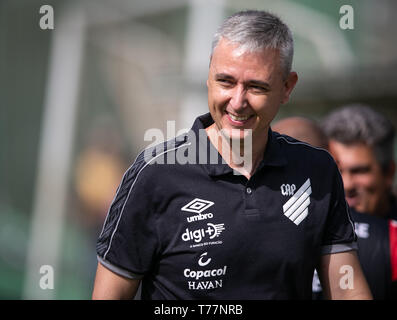 Split, Brasilien. 05 Mai, 2019. SC-Split - 05/05/2019 - Brasilien eine 2019 Chapecoense X Atlético PR-Tiago Nunes, Atlético PR Trainer während des Spiels bei Cond Arena für brasilianische Meisterschaft ein 2019 Foto: Matheus Sebenello/AGIF AGIF/Alamy Credit: Live-Nachrichten Stockfoto