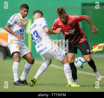 Split, Brasilien. 05 Mai, 2019. SC-Split - 05/05/2019 - Brasilien eine 2019 Chapecoense X Atlético PR-Braian Romero von Atlético - PR-Wettbewerbe mit Chapecoense RGis während des Spiels bei Cond Arena Angebot für brasilianische Meisterschaft ein 2019 Foto: Matheus Sebenello/AGIF AGIF/Alamy Credit: Live-Nachrichten Stockfoto