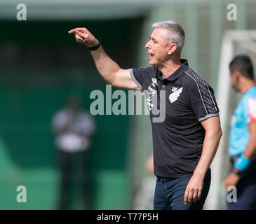 Split, Brasilien. 05 Mai, 2019. SC-Split - 05/05/2019 - Brasilien eine 2019 Chapecoense X Atlético PR-Tiago Nunes, Atlético - PR-Trainer während des Spiels bei Cond Arena für brasilianische Meisterschaft ein 2019 Foto: Matheus Sebenello/AGIF AGIF/Alamy Credit: Live-Nachrichten Stockfoto