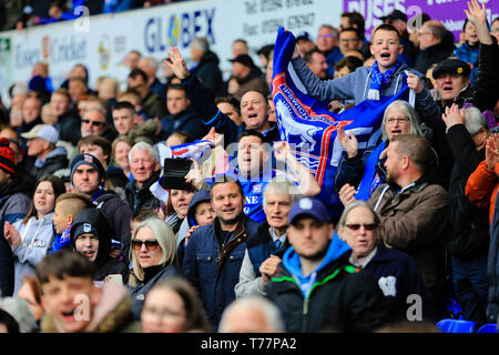 Ipswich, Großbritannien. 05 Mai, 2019. Sky Bet Meisterschaft Ipswich Town vs Leeds United; Ipswich Fans feiern ihren Sieg Credit: Georgie Kerr/News Bilder, Englische Fußball-Liga Bilder unterliegen DataCo Lizenz Credit: Aktuelles Bilder/Alamy leben Nachrichten Stockfoto