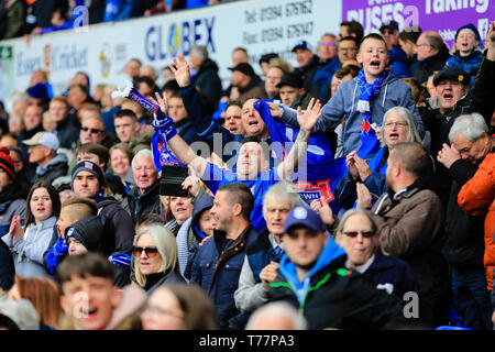 Ipswich, Großbritannien. 05 Mai, 2019. Sky Bet Meisterschaft Ipswich Town vs Leeds United; Ipswich Fans feiern ihren Sieg Credit: Georgie Kerr/News Bilder, Englische Fußball-Liga Bilder unterliegen DataCo Lizenz Credit: Aktuelles Bilder/Alamy leben Nachrichten Stockfoto