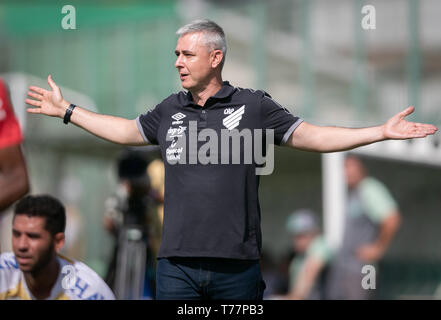 Split, Brasilien. 05 Mai, 2019. SC-Split - 05/05/2019 - Brasilien eine 2019 Chapecoense X Atlético PR-Tiago Nunes, atlético - PR-Techniker während Match in Kond Arena für brasilianische Meisterschaft ein 2019 Foto: Matheus Sebenello/AGIF AGIF/Alamy Credit: Live-Nachrichten Stockfoto