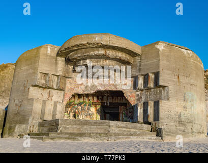 22. April 2019, Dänemark, Lökken: einem deutschen Bunker aus dem Zweiten Weltkrieg am Strand an der Westküste in der Nähe des Resorts. Der Bunker ist Teil eines Komplexes von 50 Bunkern und 50 andere Beton und Holz- gebäude, die Teil des "Atlantikwalls" in den Jahren 1943 und 1944 gebaut wurden. Foto: Patrick Pleul/dpa-Zentralbild/ZB Stockfoto