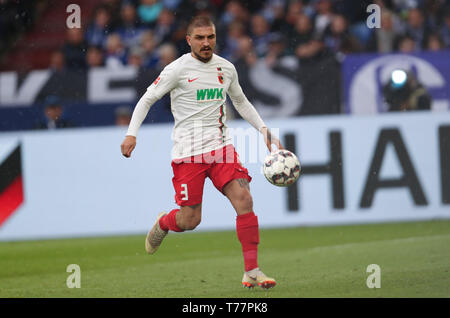 Gelsenkirchen, Deutschland. 05 Mai, 2019. Fussball: Bundesliga, FC Schalke 04 - FC Augsburg 32. Spieltag in der Veltins Arena. Konstantinos Stafylidis aus Augsburg führt die Kugel. Credit: Friso Gentsch/dpa - Verwenden Sie nur nach vertraglicher Vereinbarung/dpa/Alamy leben Nachrichten Stockfoto