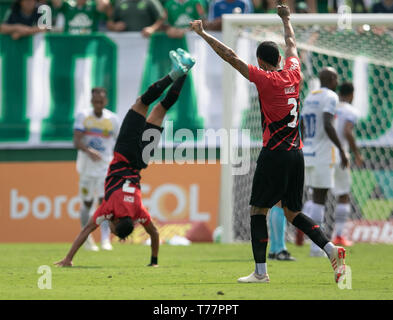 Split, Brasilien. 05 Mai, 2019. SC-Split - 05/05/2019 - Brasilien eine 2019 Chapecoense X Atlético PR-atlético-PR Ron feiert sein Ziel bei einem match gegen Chapecoense in der Arena Conda Stadium für die brasilianische Meisterschaft ein 2019. Foto: Matheus Sebenello/AGIF AGIF/Alamy Credit: Live-Nachrichten Stockfoto