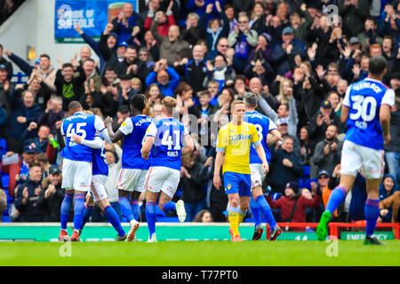 Ipswich, Großbritannien. 05 Mai, 2019. 5. Mai 2019, Portman Road, Ipswich, England; Sky Bet Meisterschaft Ipswich Town vs Leeds United; Ipswich feiern Flynn Downes (21) Öffnung Ziel es 1-0. Credit: Georgie Kerr/News Bilder, Englische Fußball-Liga Bilder unterliegen DataCo Lizenz Credit: Aktuelles Bilder/Alamy leben Nachrichten Stockfoto