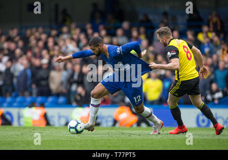 London, Großbritannien. 05 Mai, 2019. Ruben Loftus-Cheek von Chelsea & Tom Cleverley von Watford während der Premier League Spiel zwischen Chelsea und Watford an der Stamford Bridge, London, England, das am 5. Mai 2019. Foto von Andy Rowland. Nur die redaktionelle Nutzung, eine Lizenz für die gewerbliche Nutzung erforderlich. Keine Verwendung in Wetten, Spiele oder einer einzelnen Verein/Liga/player Publikationen. Õ Credit: PRiME Media Images/Alamy leben Nachrichten Stockfoto