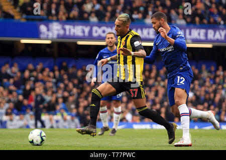 London, Großbritannien. 05 Mai, 2019. Roberto Pereyra von Watford und Ruben Loftus-Cheek von Chelsea (12) in Aktion. Premier League match, Chelsea v Watford an der Stamford Bridge in London am Sonntag, den 5. Mai 2019. Dieses Bild dürfen nur für redaktionelle Zwecke verwendet werden. Nur die redaktionelle Nutzung, eine Lizenz für die gewerbliche Nutzung erforderlich. Keine Verwendung in Wetten, Spiele oder einer einzelnen Verein/Liga/player Publikationen. pic von Steffan Bowen/Credit: Andrew Orchard sport Fotografie/Alamy leben Nachrichten Stockfoto