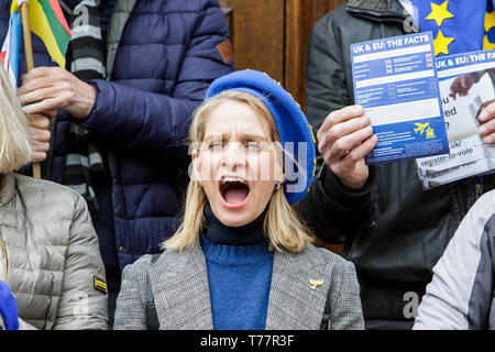 Badewanne, Somerset, UK, 5. Mai, 2019. Wera Hobhouse Liberaldemokratischen MP für die Badewanne (Bild Mitte) wird dargestellt, als Mitglieder von der Badewanne für Europa verbindet, wie Sie bei einem Spaziergang durch die Straßen von Bad nehmen. Badewanne für Europa, einem nicht-partei-politische Gruppe von Freiwilligen, die sich für das Vereinigte Königreich im Herzen der Europäischen Union zu bleiben, sie sind auch eine Kampagne für einen Menschen auf der abschließenden Brexit beschäftigen. Credit: Lynchpics/Alamy leben Nachrichten Stockfoto