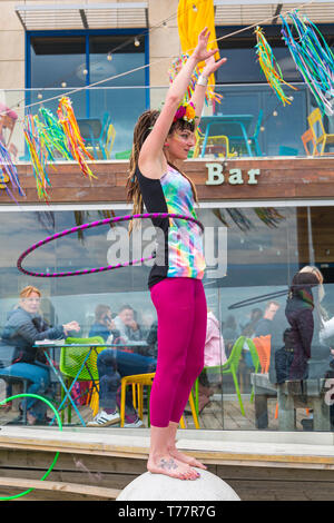 Boscombe, Bournemouth, Dorset, Großbritannien. 5. Mai 2019. Bournemouth Emerging World Fringe (BEAF) Festival zieht Besucher an Boscombe. Reefiesta Urban Reef tropische Tiki Übernahme - Lottie Lucid mit ihr Hula Hoops. Credit: Carolyn Jenkins/Alamy leben Nachrichten Stockfoto