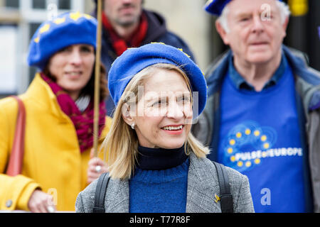 Badewanne, Somerset, UK, 5. Mai, 2019. Wera Hobhouse Liberaldemokratischen MP für die Badewanne (Bild Mitte) wird dargestellt, als Mitglieder von der Badewanne für Europa verbindet, wie Sie bei einem Spaziergang durch die Straßen von Bad nehmen. Badewanne für Europa, einem nicht-partei-politische Gruppe von Freiwilligen, die sich für das Vereinigte Königreich im Herzen der Europäischen Union zu bleiben, sie sind auch eine Kampagne für einen Menschen auf der abschließenden Brexit beschäftigen. Credit: Lynchpics/Alamy leben Nachrichten Stockfoto