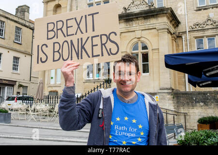 Badewanne, Somerset, UK, 5. Mai, 2019. Ein Mitglied aus der Badewanne für Europa Gruppe wird dargestellt mit einem anti-brexit Zeichen, als er an einem Protestmarsch durch die Straßen von Bad. Badewanne für Europa, einem nicht-partei-politische Gruppe von Freiwilligen, die sich für das Vereinigte Königreich im Herzen der Europäischen Union zu bleiben, sie sind auch eine Kampagne für einen Menschen auf der abschließenden Brexit beschäftigen. Credit: Lynchpics/Alamy leben Nachrichten Stockfoto