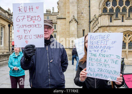 Badewanne, Somerset, UK, 5. Mai, 2019. Mitglieder aus der Badewanne für Europa Gruppe außerhalb von Bath Abbey protestieren dargestellt, halten Schilder Auflistung einige der Vorteile, die die EU-Mitgliedschaft bringt in Großbritannien. Badewanne für Europa, einem nicht-partei-politische Gruppe von Freiwilligen, die sich für das Vereinigte Königreich im Herzen der Europäischen Union zu bleiben, sie sind auch eine Kampagne für einen Menschen auf der abschließenden Brexit beschäftigen. Credit: Lynchpics/Alamy leben Nachrichten Stockfoto