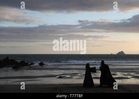 Mitglieder der "501st Legion Irland Garnison' als Darth Vader und Obi Wan während ein Lichtschwert Kampf auf St. Finian's Bay, Kerry gekleidet, mit Blick auf die Skellig Inseln im Mai Das 4. Festival in Portmagee, wo Szenen aus Star Wars gedreht wurden. Stockfoto