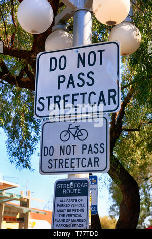 Schwarze und weiße Street Sign - Nicht Pass Straßenbahnen am 4. Ave in Tucson AZ gesehen Stockfoto
