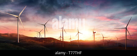 Windkraftanlagen in ländlichen Landschaft bei Sonnenuntergang Stockfoto