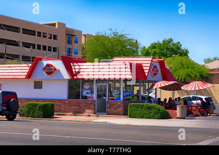 Junge Leute draußen sitzen Dairy Queen Ice Cream Shop auf E 6th St in Tucson AZ Stockfoto