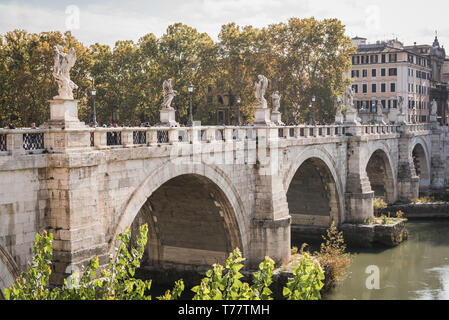 Rom, Italien, 18. NOVEMBER 2017: Brücke mit schöne Statue in Rom Italien Stockfoto