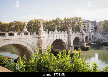 Rom, Italien, 18. NOVEMBER 2017: Historische Brücke mit schöne Statue in Rom Italien Stockfoto