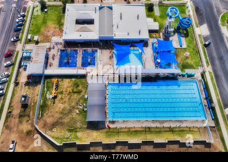 Moree artesischen Aquatic Center von oben von oben nach unten gesehen. Swimmingpool, Spa Pools und Badewanne aus Gründen der Aqua Park in regionalen ländlichen Stadt von NSW, Austr Stockfoto