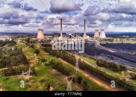 Stromleitungen Strom weg von Bayswater power statiion Verbrennung fossiler schwarze Kohle Kraftstoff in der Mitte des Hunter Valley, NSW Australien übertragen. Stockfoto