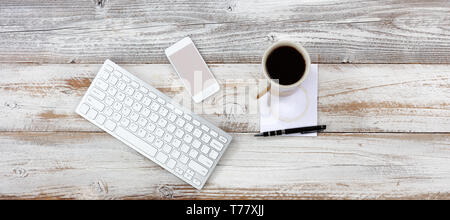 Blick von oben auf die funktionalen Desktop mit verschiedenen Büro- und Geschäftsausstattung und schwarzem Kaffee Stockfoto