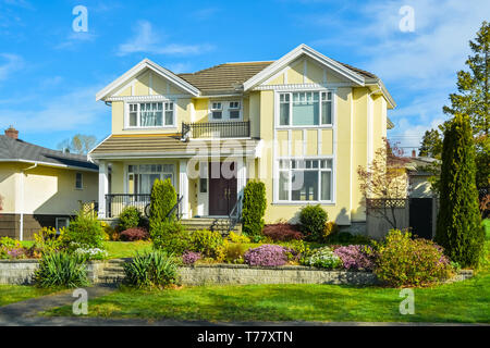 Große familie haus mit gepflegten Vorgarten Terrasse auf dem Hintergrund des blauen Himmels. Stockfoto