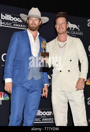 LAS VEGAS, NV - Mai 01: Brian Kelley und Tyler Hubbard von Florida Georgia Linie pose mit der Auszeichnung für Top Country Song für "eant" in der Presse während der 2019 Billboard Music Awards im MGM Grand Garden Arena am 01 Mai, 2019 in Las Vegas, Nevada. Stockfoto