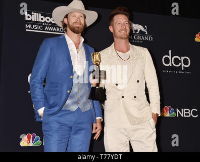 LAS VEGAS, NV - Mai 01: Brian Kelley und Tyler Hubbard von Florida Georgia Linie pose mit der Auszeichnung für Top Country Song für "eant" in der Presse während der 2019 Billboard Music Awards im MGM Grand Garden Arena am 01 Mai, 2019 in Las Vegas, Nevada. Stockfoto