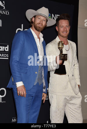 LAS VEGAS, NV - Mai 01: Brian Kelley und Tyler Hubbard von Florida Georgia Linie pose mit der Auszeichnung für Top Country Song für "eant" in der Presse während der 2019 Billboard Music Awards im MGM Grand Garden Arena am 01 Mai, 2019 in Las Vegas, Nevada. Stockfoto
