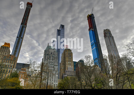 New York City - 13. April 2019: Wolkenkratzer entlang der Central Park South. Auch als Billionaries Zeile in New York City bekannt. Stockfoto