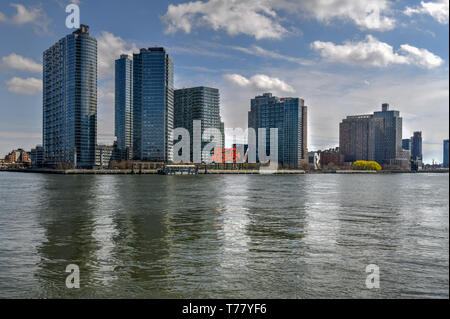 New York City - April 13, 2019: Blick auf den Osten von Midtown Manhattan von Roosevelt Island in New York City. Stockfoto