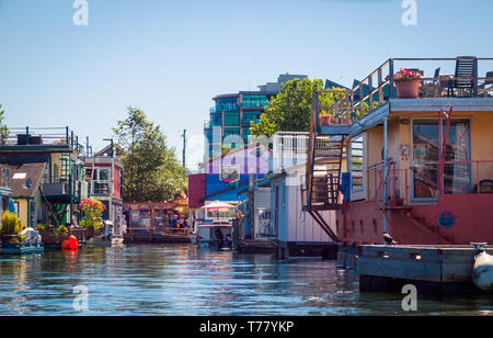 Malerisch, schwimmende Hausboote in Fishermans Wharf in Victoria, British Columbia, Kanada. Stockfoto
