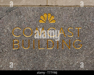 New York City - 29. März 2019: Zeichen für Rockefeller Center/Comcast Gebäude in Midtown Manhattan, New York City. Stockfoto