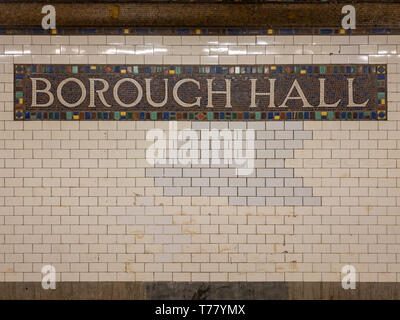 New York City - 28. Februar 2019: Borough Hall U-Bahn Haltestelle entlang der New Yorker U-Bahn. Stockfoto