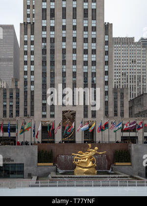 New York City - 27. Februar 2019: Prometheus Statue am Rockefeller Center in New York City im Winter mit der Eislaufbahn. Stockfoto