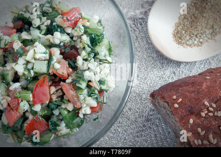 Leichte und leckere Salat aus dem Nahen Osten Küche Tabule, von Gemüse, Kräutern, Bulgur Getreide, gewürzt mit Zitronensaft und Olivenöl. Stockfoto