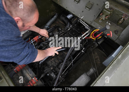 Graham Smitheringale arbeitet ein dukw Amphibienfahrzeug Zweiten Weltkrieg Fahrzeug an einem Bauernhof in Glinton, Peterborough, die er hofft, dass sie an der D-Tag 75 Gedenkfeiern zu wiederherstellen. Stockfoto