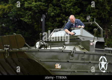 Graham Smitheringale arbeitet ein dukw Amphibienfahrzeug Zweiten Weltkrieg Fahrzeug an einem Bauernhof in Glinton, Peterborough, die er hofft, dass sie an der D-Tag 75 Gedenkfeiern zu wiederherstellen. Stockfoto