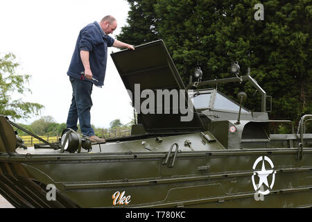 Graham Smitheringale arbeitet ein dukw Amphibienfahrzeug Zweiten Weltkrieg Fahrzeug an einem Bauernhof in Glinton, Peterborough, die er hofft, dass sie an der D-Tag 75 Gedenkfeiern zu wiederherstellen. Stockfoto