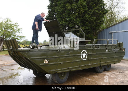 Graham Smitheringale arbeitet ein dukw Amphibienfahrzeug Zweiten Weltkrieg Fahrzeug an einem Bauernhof in Glinton, Peterborough, die er hofft, dass sie an der D-Tag 75 Gedenkfeiern zu wiederherstellen. Stockfoto