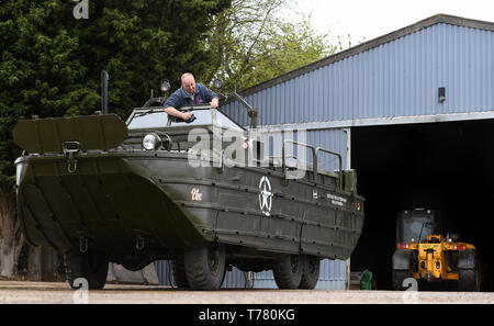 Graham Smitheringale arbeitet ein dukw Amphibienfahrzeug Zweiten Weltkrieg Fahrzeug an einem Bauernhof in Glinton, Peterborough, die er hofft, dass sie an der D-Tag 75 Gedenkfeiern zu wiederherstellen. Stockfoto