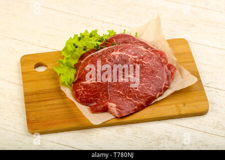 Rohes Rindfleisch Schnitzel mit Gewürzen bereit für griil Stockfoto