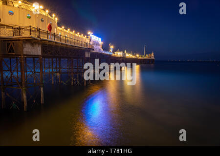 Pier Lichter im Meer wider Stockfoto